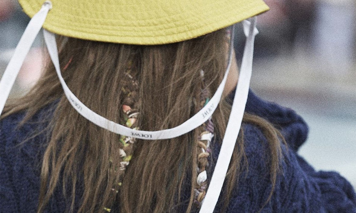 ¿Un peinado 2021 que nos encanta? Las trenzas sueltas entrelazadas con cintas. Tu pelo fosco tendrá una oportunidad si aplacas un poco el encrespamiento con el Sérum Stop Frizz de L’Oréal Paris. Los peinados descolocados más accesorios, ¡nos gustan!